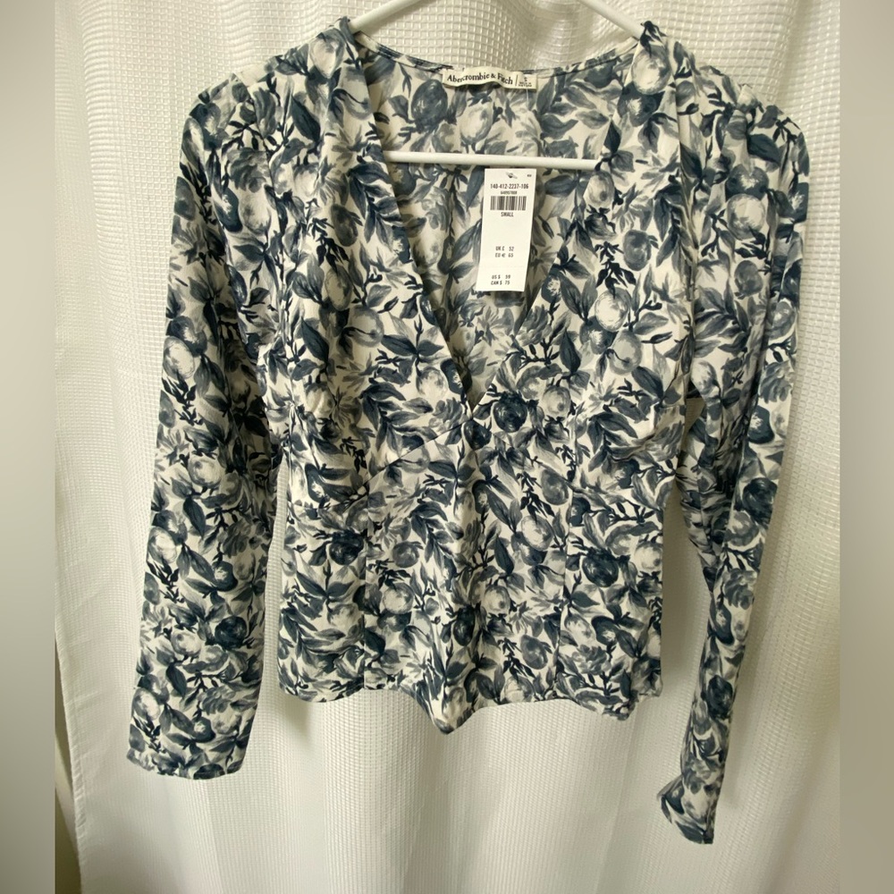 Abercrombie & Fitch high cut V neck blouse